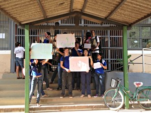 Estudantes protestam em frente a Escola Estadual Araújo Lima em Porto Velho (Foto: Ivanete Damasceno/G1)