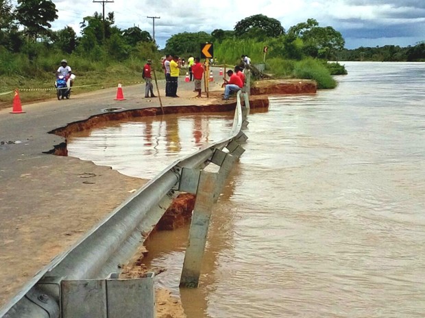 Pista de acesso ao porto de Rodrigues Alves desmoronou devido ação das águas (Foto: Orleildo Bussons/Arquivo Pessoal)