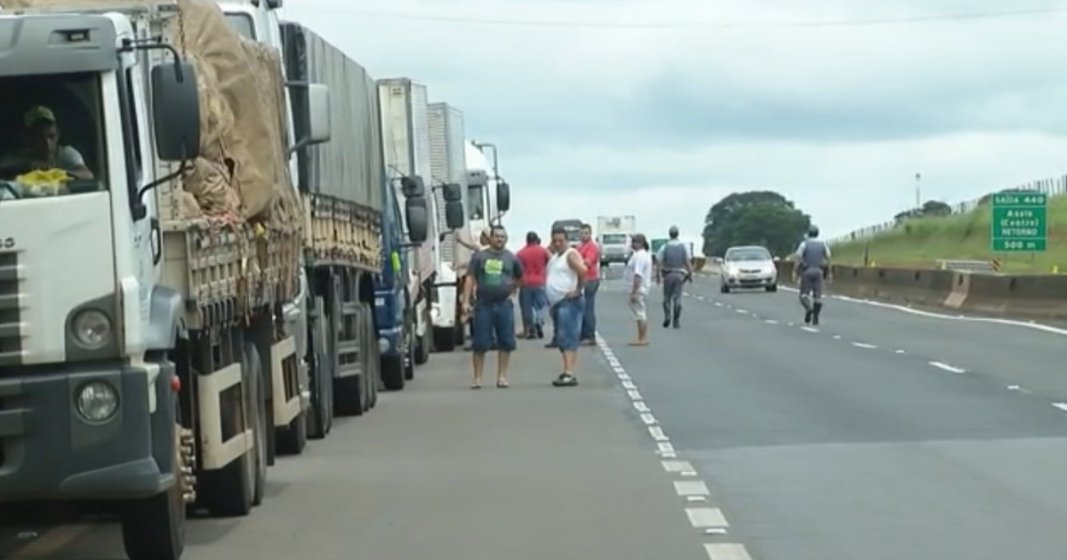 Caminhoneiros da região de Assis protestam pelo segundo dia - Globo.com
