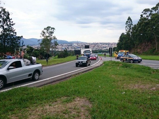 Tráfego precisou ser desviado para a Dom Pedro I por causa da interdição na Fernão Dias em Atibaia (Foto: Lucas Rangel/ TV Vanguarda)