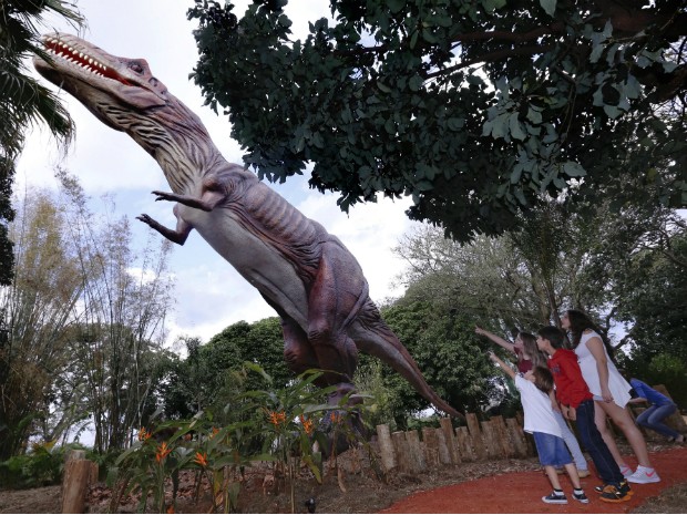 Algumas das réplicas de animais, como o Tiranossauro Rex, têm mais de 20 metros de altura (Foto: Foz do Iguaçu Park Show / Divulgação)