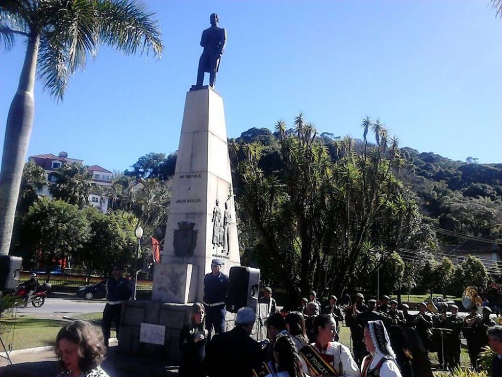 Monumento Koeler com homenagens no Dia do Colono Alemão (Foto: Jairo Martins/Inter TV)