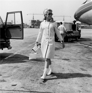 Catherine Deneuve vestindo casaco da grife em 1965    