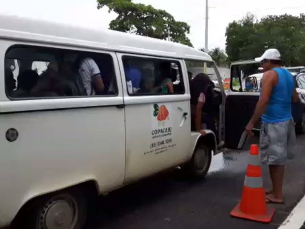 Kombi estava superlotada e PRF aplicou R$ 1.300 em multas (Foto: PRF/Divulgação)