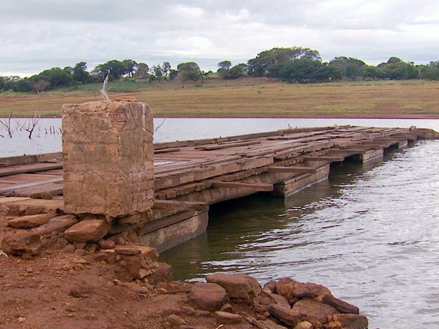 Ponte de madeira sobre Rio Machado reaparece com baixa do Lago de Furnas em Fama, MG (Foto: Erlei Peixoto / EPTV)
