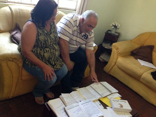 Otávio conta com apoio da mulher Sueli para escrever os diários (Foto: Ana Carolina Levorato/G1)