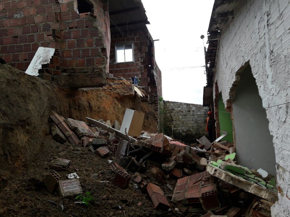 De acordo com a Prefeitura de Camaragibe, uma das casas atingidas terá que ser demolida (Foto: Defesa Civil de Camaragibe/Divulgação)