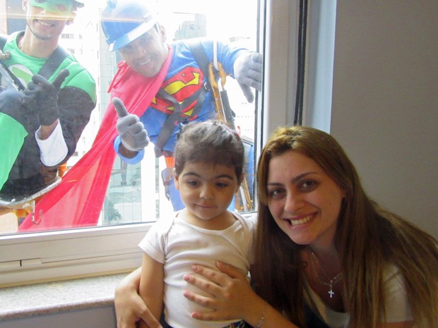 Bárbara, sua mãe e os heróis no hospital (Foto: Eduardo Pereira/G1)