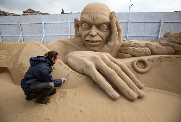 O escultor Radavan Zivny trabalha em uma escultura do personagem Gollum, do 'O Senhor dos Anéis' (Foto: Matt Cardy/Getty Images)