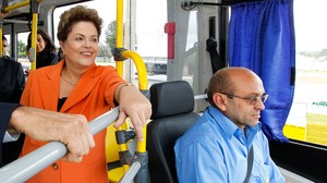 Dilma Rousseff durante cerimônia de inauguração da 1ª etapa do BRT Expresso DF  (Foto: Roberto Stuckert Filho/PR)