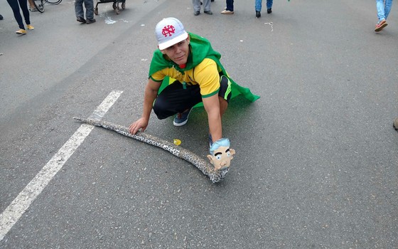 "Hoje é dia de acertar a cabeça", disse, o padeiro Leci Soares com um boneco que faz alusão ao discurso de Lula  (Foto: Filipe Coutinho)