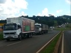Primeiros comboios de caminhões chegam a Itajaí com escoltas da PM