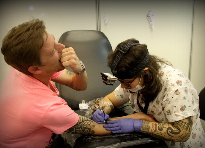Guilherme aproveitou a gravação do Mistura para fazer mais uma tatuagem (Foto: Lincoln Moecke/Divulgação)