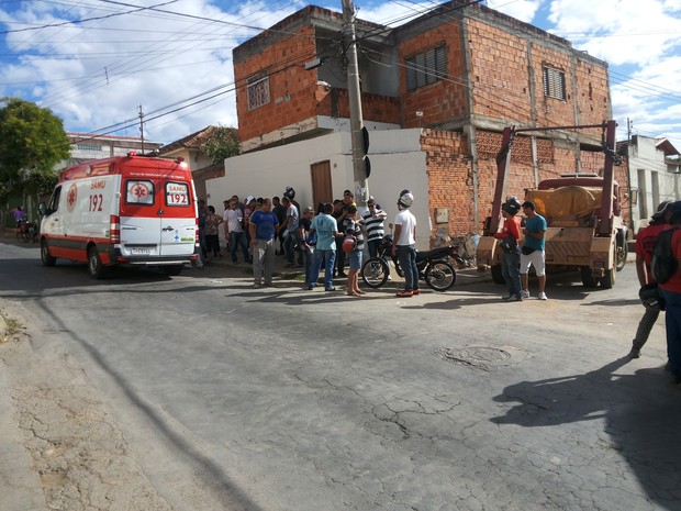 Acidente aconteceu na Rua Eloy Pereira, no bairro Vila Guilhermina, em Montes Claros. (Foto: Carlos Castro Jr. / Inter TV)