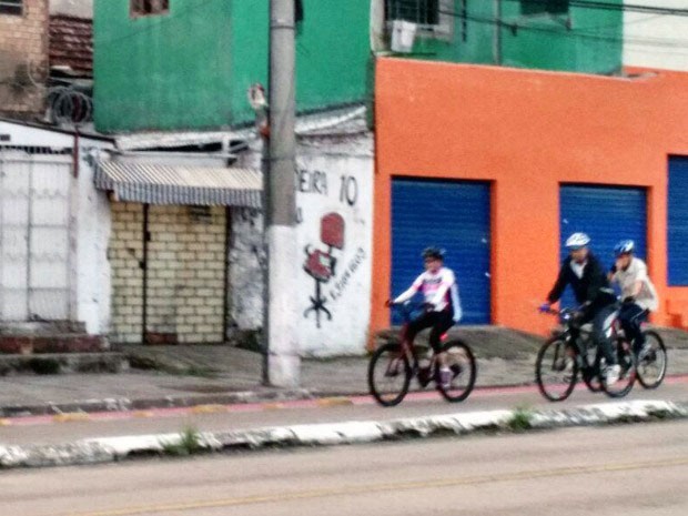 Dilma pedala na manhã deste domingo (27) de Páscoa em Porto Alegre (Foto: Vanderlei Fogaça/Arquivo pessoal)