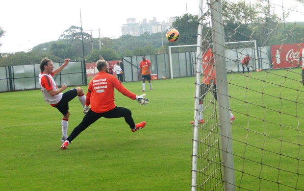 Forlán em treino do Inter (Foto: Tomás Hammes/GLOBOESPORTE.COM)