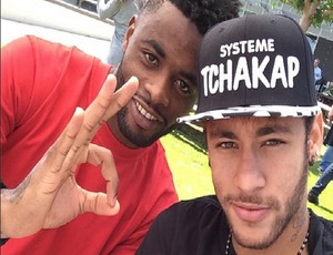 Expulsão no jogo contra a Croácia vai impedir encontro de Alex Song com Neymar na Copa (Foto: Reprodução / Twitter)