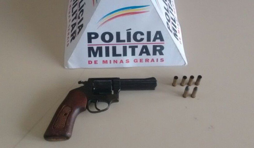 Arma de passageiro que atirou contra policiais foi apreendida (Foto: Polícia Militar/Divulgação)