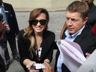 Demi Lovato atende fãs na saída de hotel no Rio