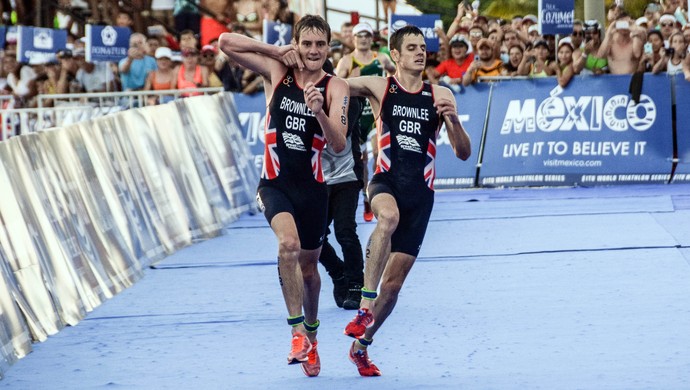 Jonathan Alistair Brownlee triatlo irmãos carregado (Foto: Elizabeth Ruiz / AFP)