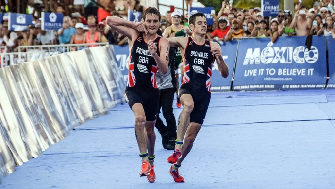 Jonathan Alistair Brownlee triatlo irmãos carregado (Foto: Elizabeth Ruiz / AFP)