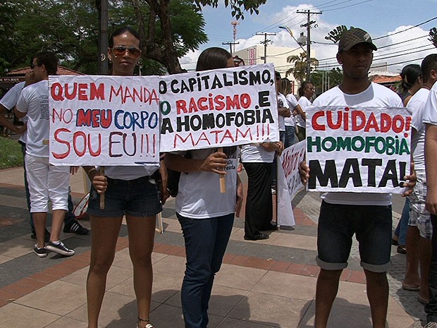 Amigos e familiares protestam contra morte de casal gay em Camaçari (BA) (Foto: Everaldo Lins/ Visão Diária)