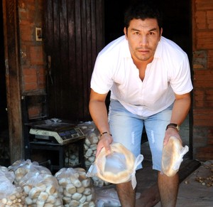 Salvador cabañas fazendo pão (Foto: Agência AFP)