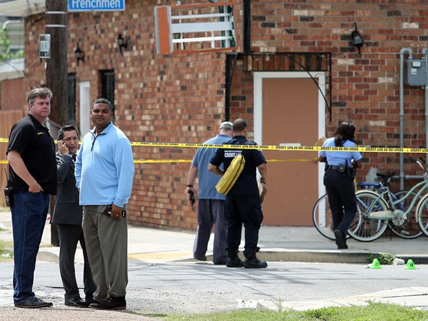 Superintendente Ronal Serpas, à esquerda, supervisiona junto com os policiais de Nova Orleans as ruas onde ocorreu o tiroteio (Foto: AP Photo/ Michael DeMocker)