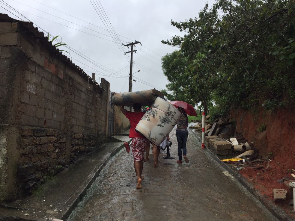 Moradores da Grota Santo Amaro tentaram recolher pertences ap&oacute;s estragos das chuvas (Foto: Ricardo Oliveira/G1)