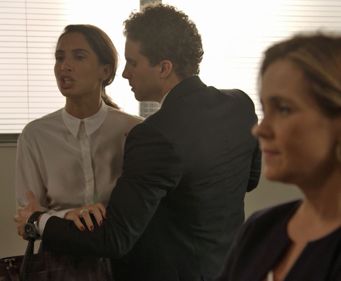 Regina acusa Beatriz pelo que fez com Carlos Alberto (Foto: TV Globo)