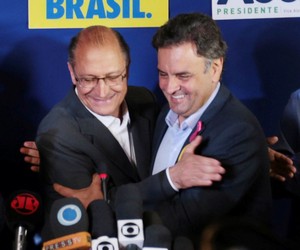 Aécio Neves abraça o governador Geraldo Alckmin durante a campanha eleitoral (Foto: Orlando Brito/Coligação Muda Brasil)