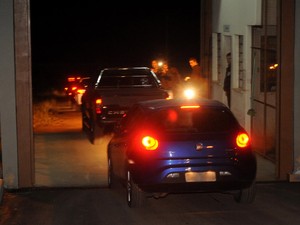 Carros com acusados deixam a Penitenciária Estadual de Santa Maria (Foto: Fernando Ramos/Agência RBS)