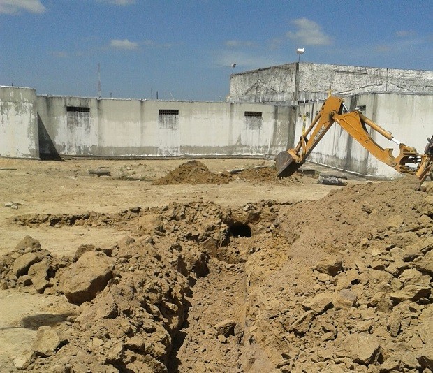 Uma escavdeira foi utilizada para fechar o túnel (Foto: Arquivo Pessoal)