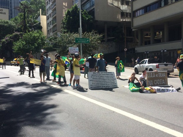 Manifestantes ocupam duas faixas da Avenida 9 de Julho, próximo à Alameda Franca, sentido Centro.  (Foto: Paula Paiva Paulo/G1)