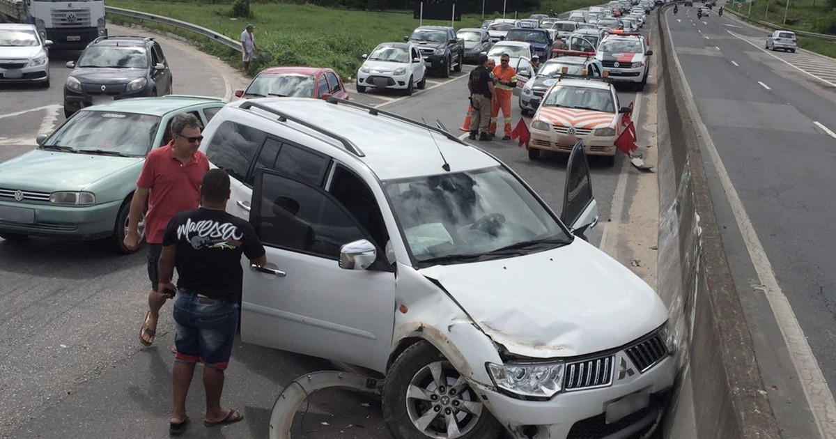 G1 Acidente entre carros deixa trânsito lento na BR 230 em João