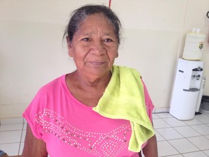 Maria Antônia da Silva, de 68 anos, mãe do agente penitenciário morto, Edmilson (Foto: Aline Nascimento/G1)