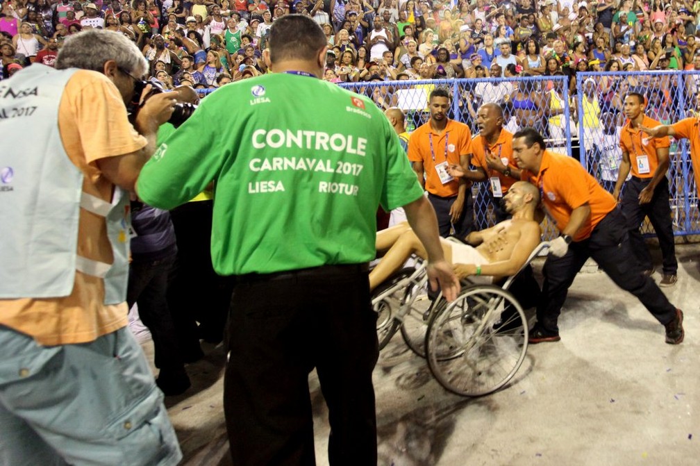 Pessoa é retirada de cadeira de rodas após acidente com carro da Unidos da Tijuca (Foto: Claudio Andrade/EGO)