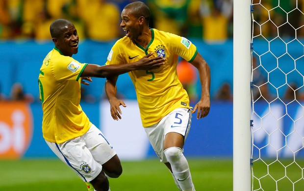 Fernandinho e Ramires gol Brasil x Camarões (Foto: Reuters)