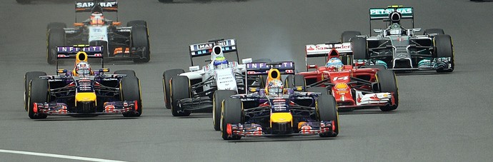 Felipe Massa é tocado por Fernando Alonso na largada do GP da China (Foto: AFP)