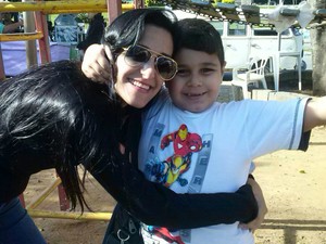 Edi Viivela e o filho Bryan são atendidos na Apae de Ilhabela. (Foto: Arquivo Pessoal)