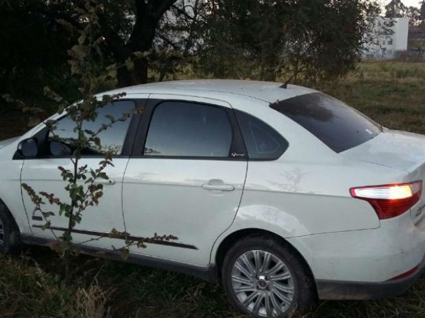 Guarda encontrou veículo abandonado em estrada após crime (Foto: Guarda de Jundiaí/Divulgação)
