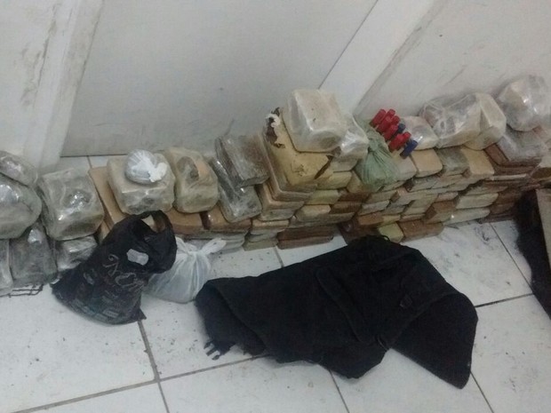 A primeira parte da ação ocorreu na Vila Brasil, onde os policiais apreenderam 100 kg de drogas (Foto: Divulgação / Senarc)