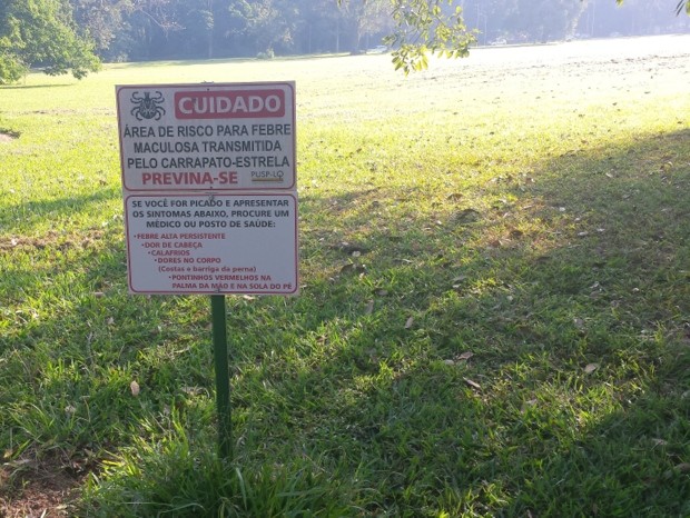Placas advertem risco de febre maculosa na Esaql em Piracicaba  (Foto: Thainara Cabral/G1)