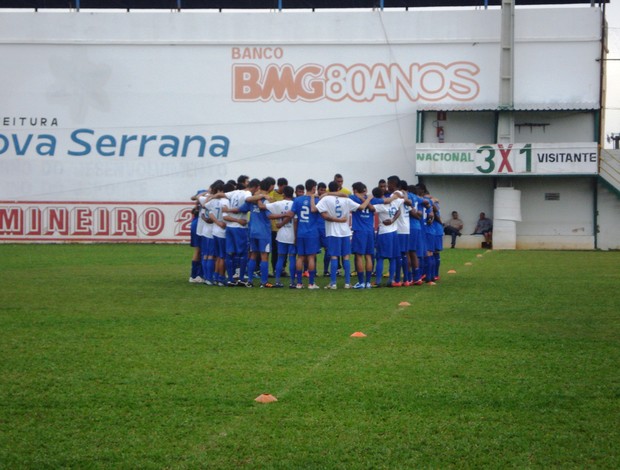 Jogadores do Nacional-MG Jr fazendo oração antes do treino (Foto: Cleber Corrêa/GLOBOESPORTE.COM)