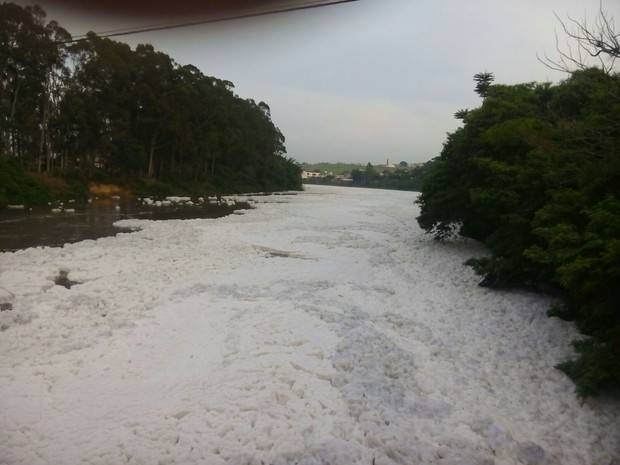 Morador ficou surpresa com a quantidade de espuma no rio na manhã desta sexta-feira (Foto: Arquivo Pessoal/Gilberto Esquerdo)