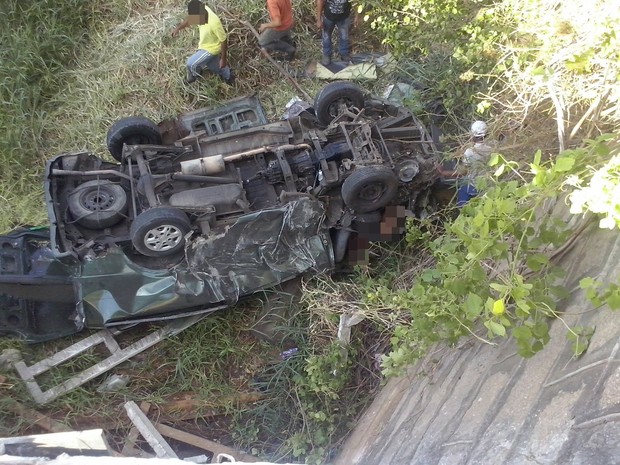 Van caiu em uma ponte após colidir com um dos caminhões na rodovia (Foto: Reprodução/WhatsApp)