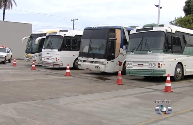 ANTT aprende nove ônibus usados para transporte clandestino, em Goiânia Goiás (Foto: Reprodução/TV Anhanguera)