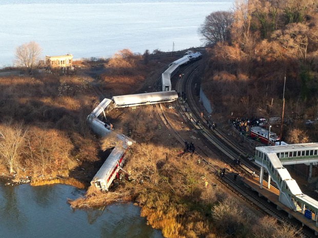 Trem que saiu dos trilhos na manhã deste domingo (11) no Bronx, em Nova York. (Foto: Ewdin Valero/AP)