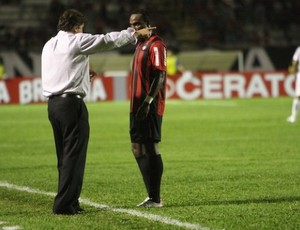 Juan Carrasco conversa com Guerrón, do Atlético-PR (Foto: Divulgação/Site oficial do Atlético-PR)