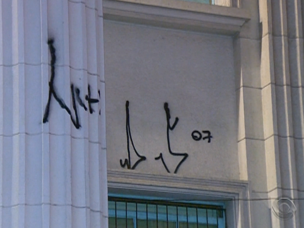 Escolas públicas do RS sofrem com atos de vandalismo (Foto: Reprodução/ RBS TV)